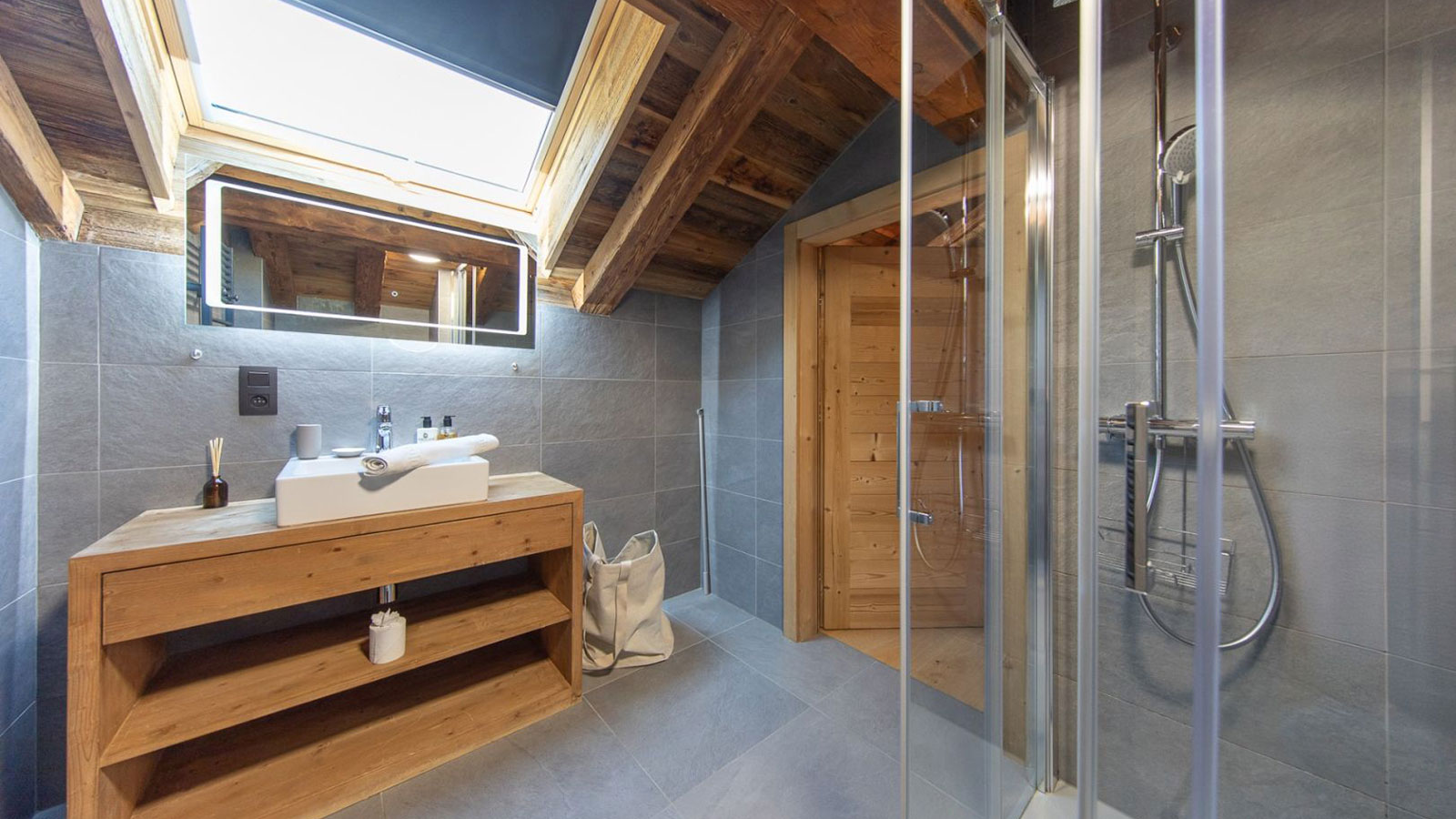 Lara Apartments, France