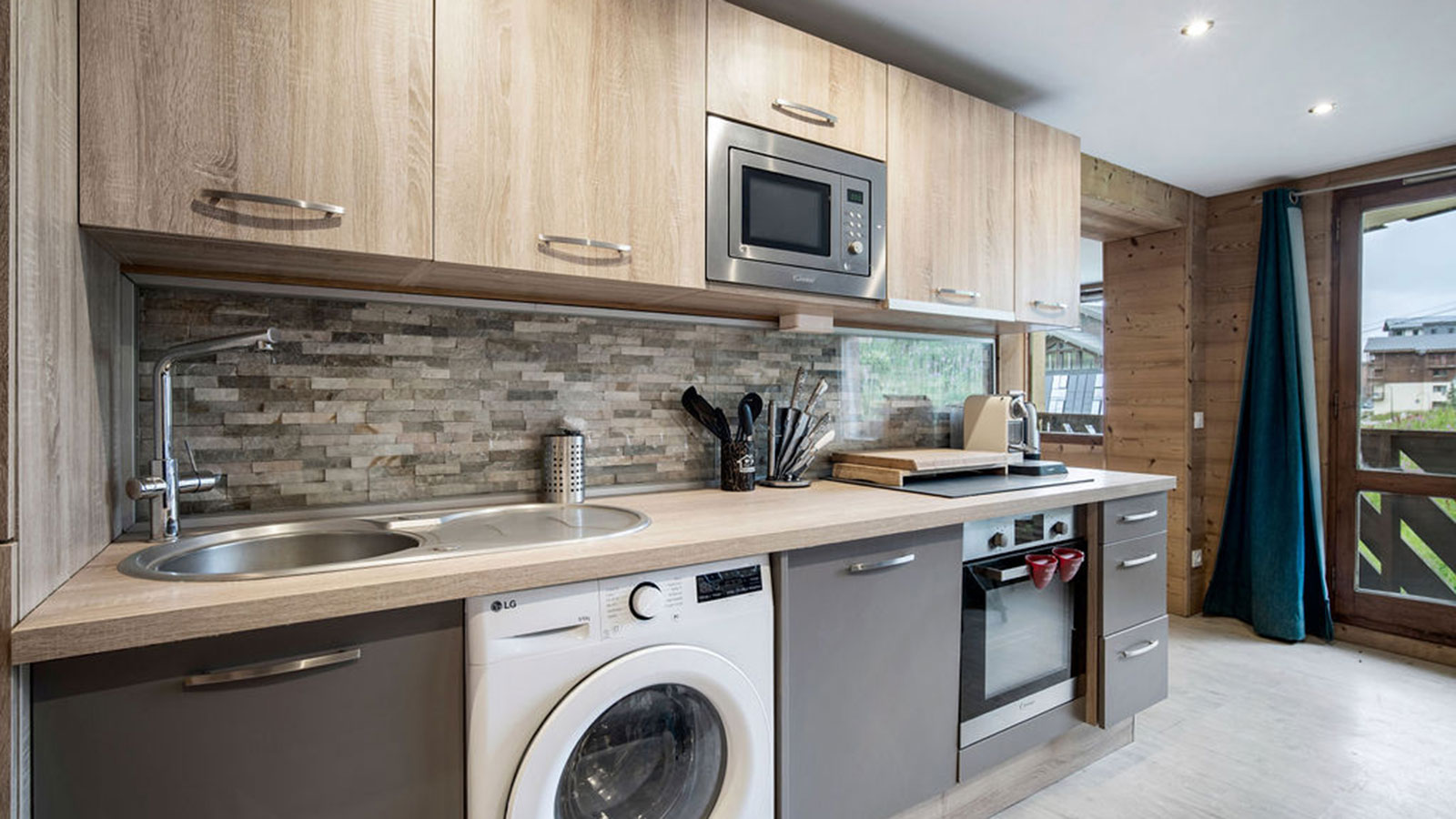 Annie Appartementen, Frankrijk