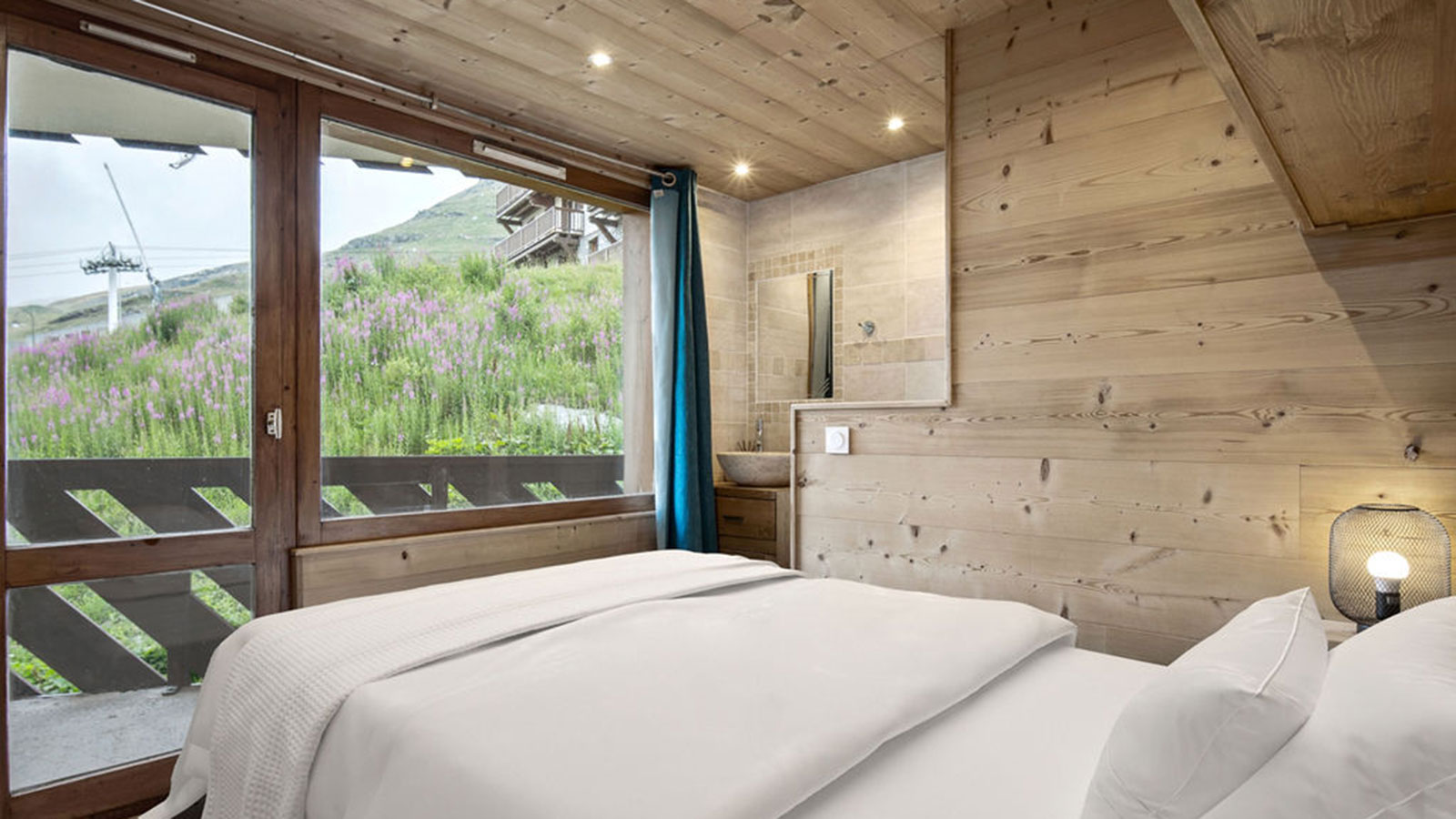 Annie Appartementen, Frankrijk