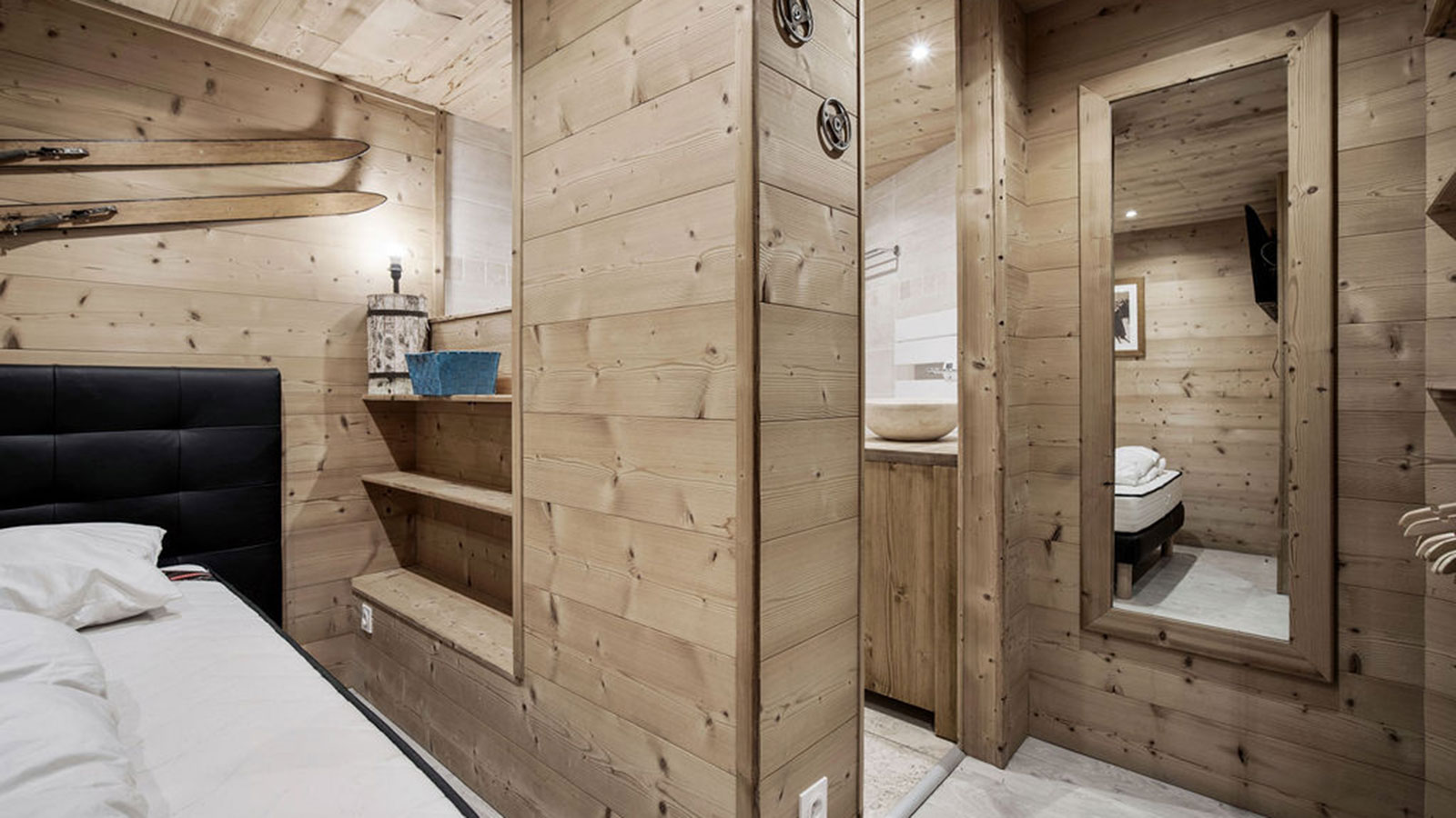 Annie Appartementen, Frankrijk