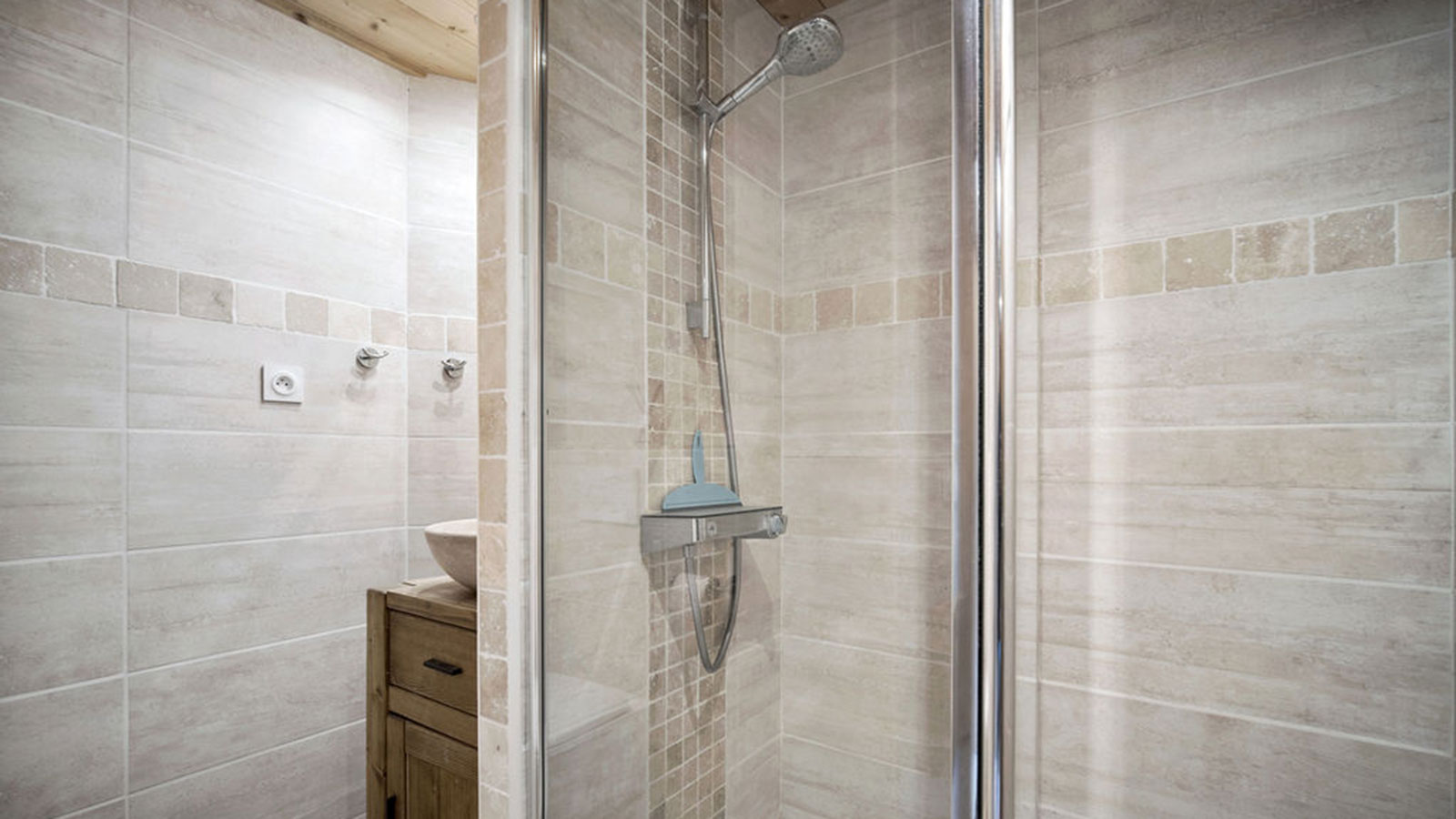 Annie Appartementen, Frankrijk